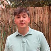 Profesor de primaria preparado para todas las edades y niveles, dispuesto a apoyar y potenciar el aprendizaje de los estudiantes.